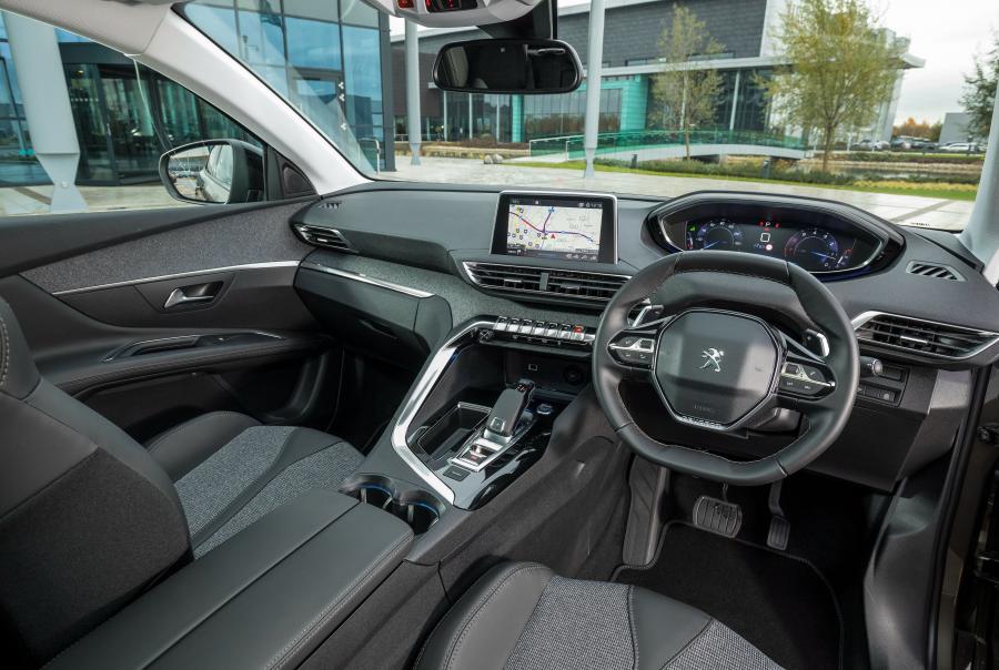 Интерьер Peugeot 3008 2016 года  (UK) (фото 3 из 11)